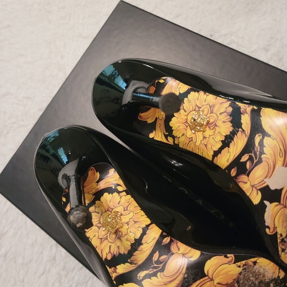 Authentic Versace patent heels - Picture 6 of 7